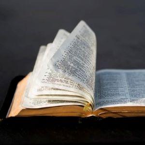 Raamattu avoinna pöydällä