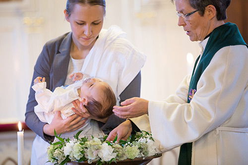 Pappi kastaa vauvaa