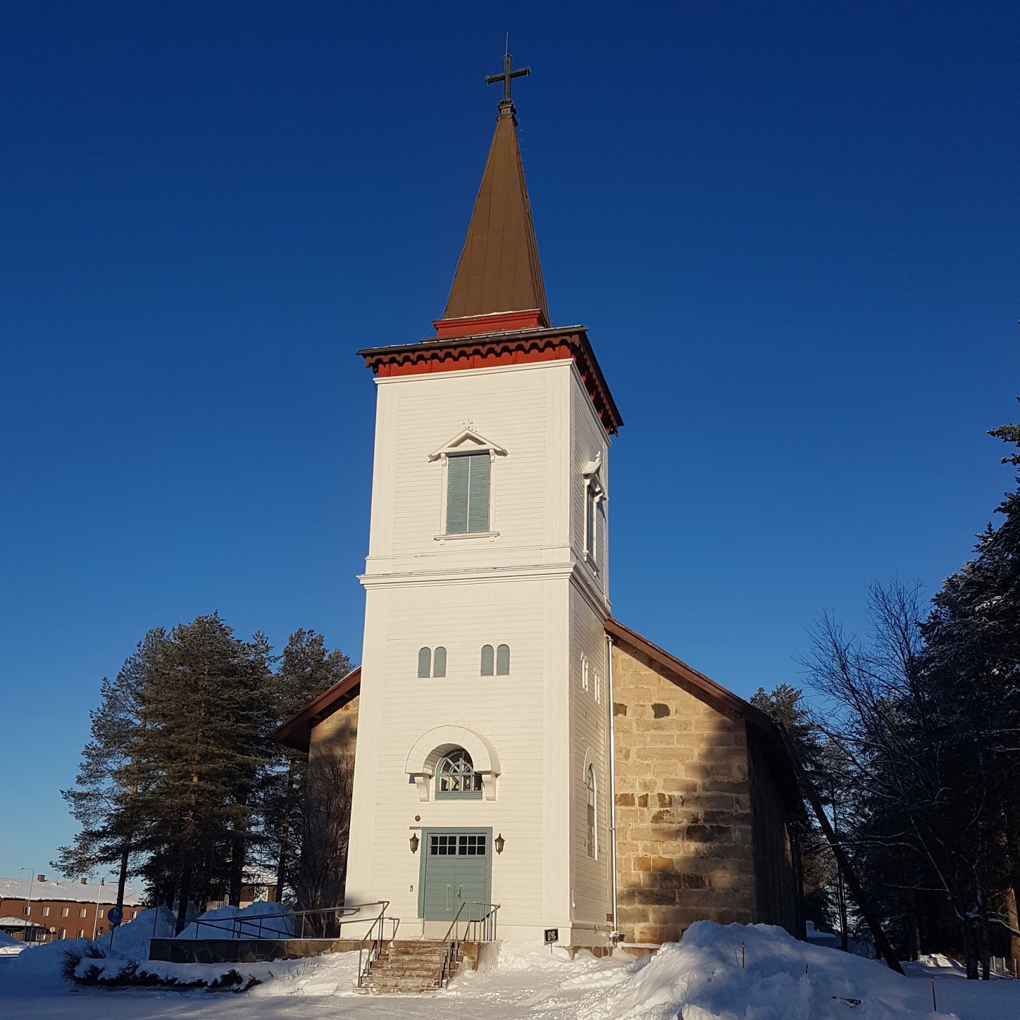 Sodankylän uusi kirkko kuvattu talvipäivänä